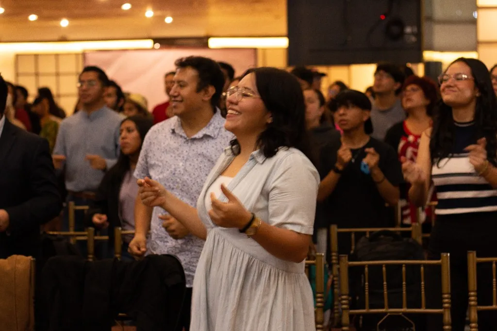 Conferencia Brave — adoración y comunidad