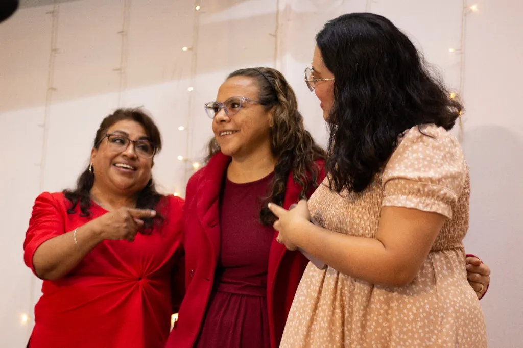 Conferencia Valiente — tres mujeres sonriendo