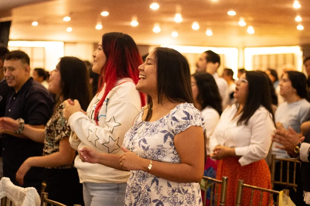 Conferencia Valiente — grupo cantando y celebrando